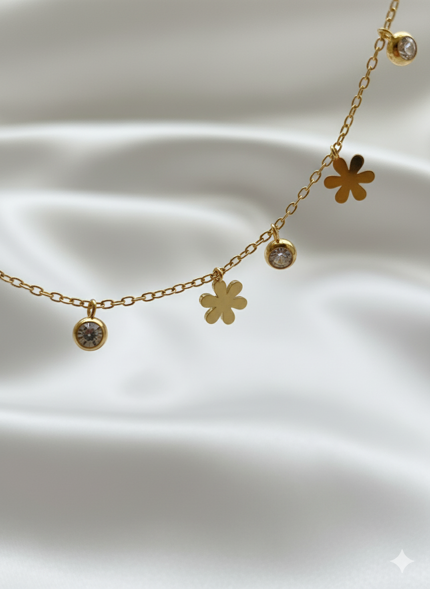 Dainty Daisy Charm Necklace – Minimal Gold Floral Chain