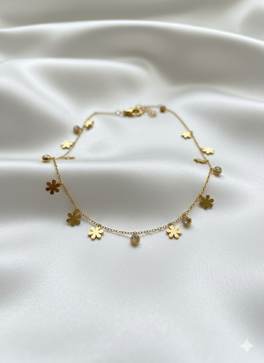 Dainty Daisy Charm Necklace – Minimal Gold Floral Chain